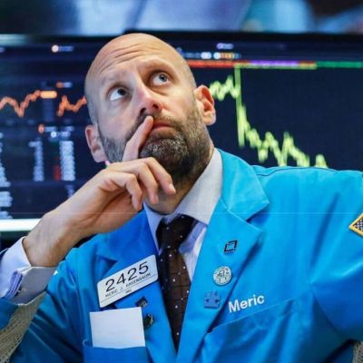 Floor trader gold prices fluctuate