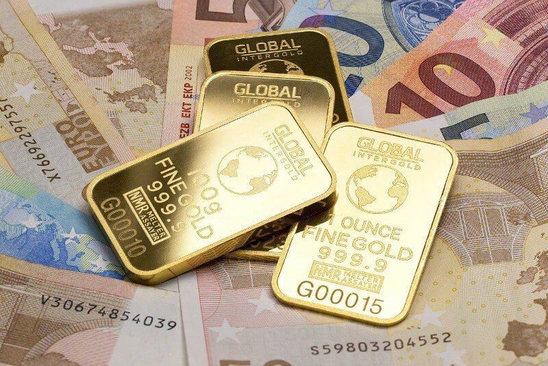 How much to invest in gold